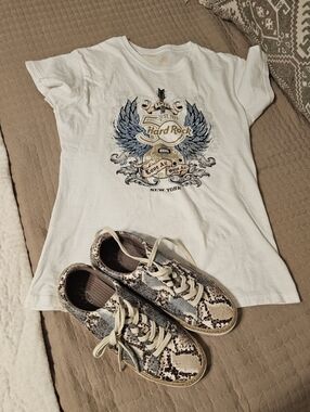 T-Shirt & Sneakers.